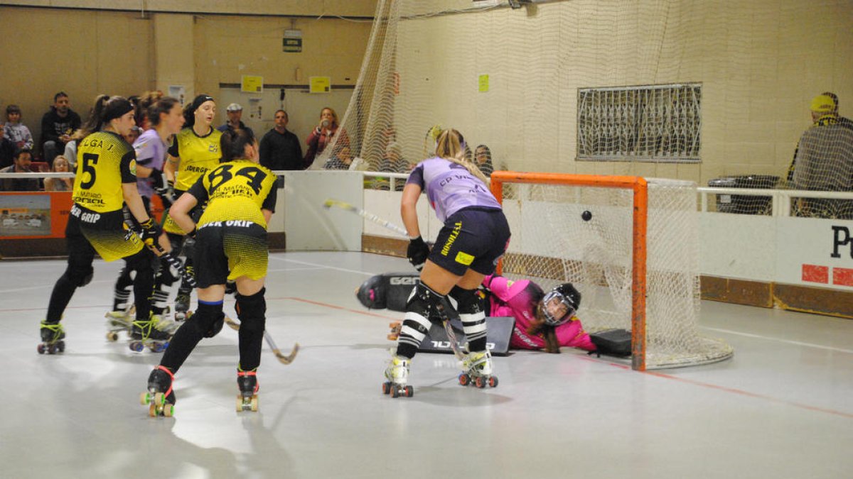Vale Fernández marca uno de los tres tantos que firmó ayer ante el Mataró.