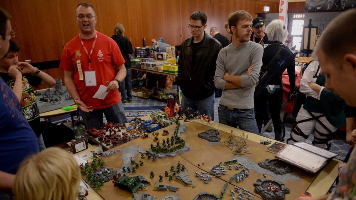 Una partida de Warhammer. Wikipedia