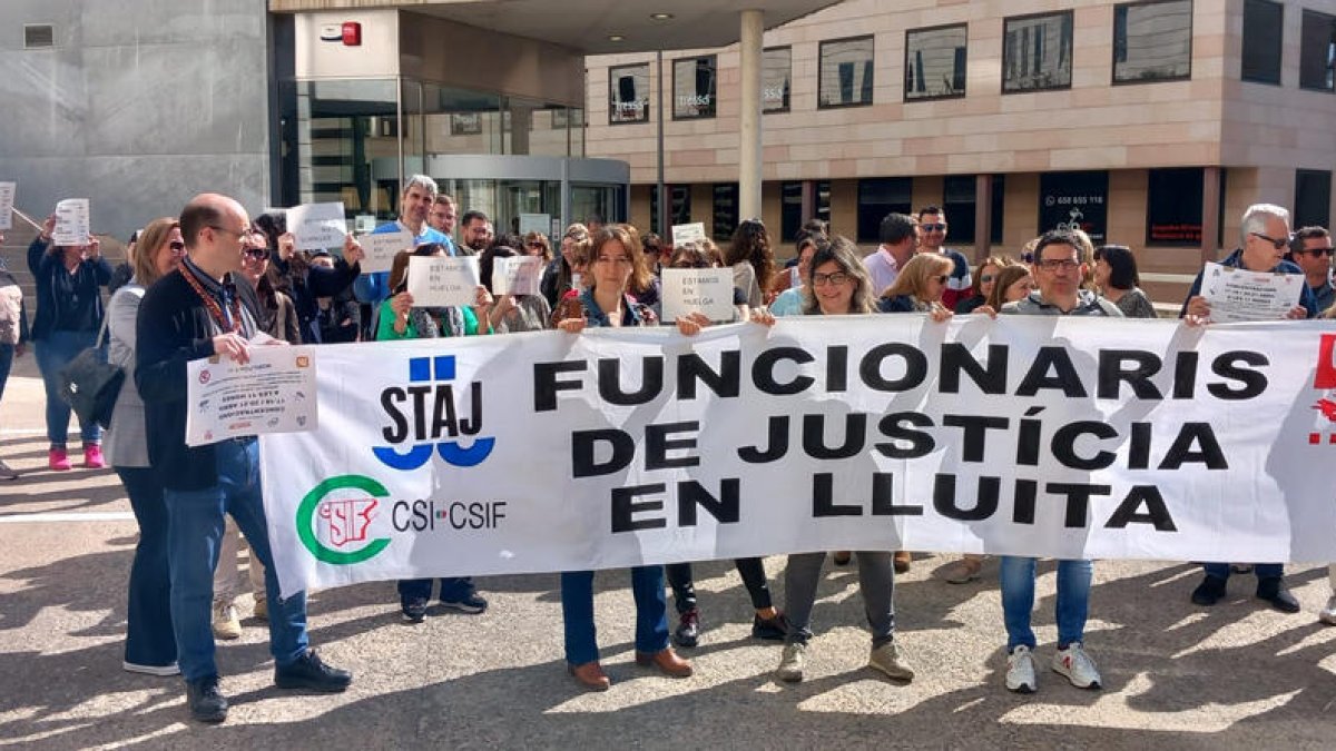 Concentració ahir als jutjats del Canyeret.