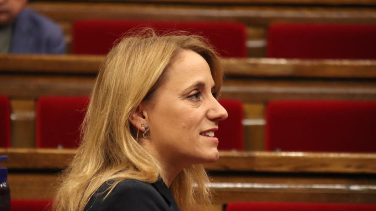 La consellera de Economía, Natàlia Mas Guix, en el pleno del Parlament.