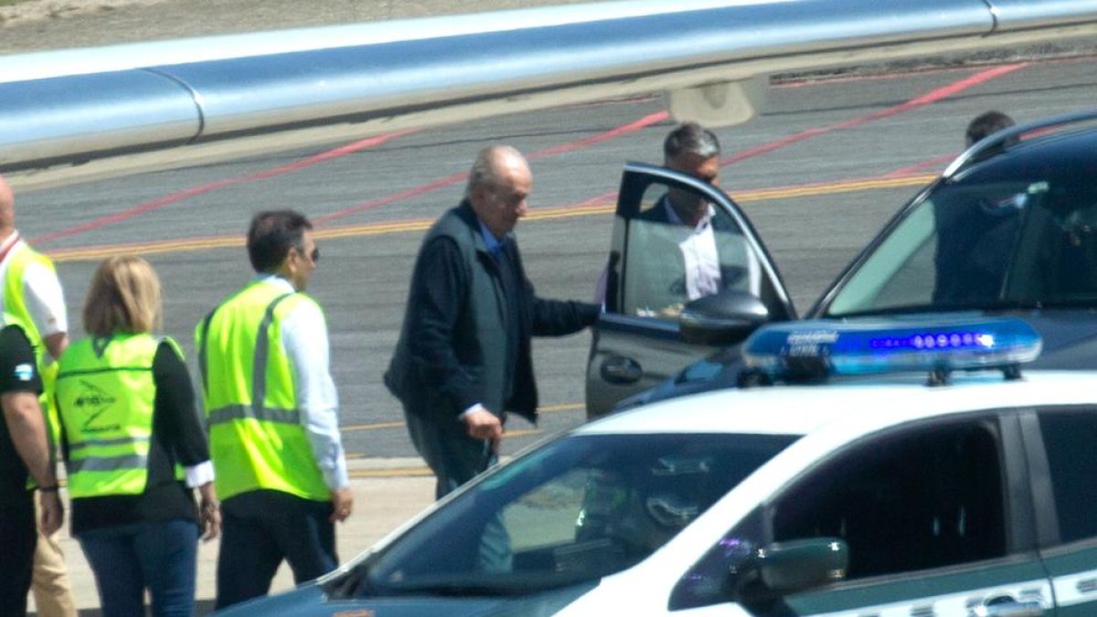 El rey emérito Juan Carlos a su llegada al Aeropuerto Internacional de Vigo-Peinador este miércoles.