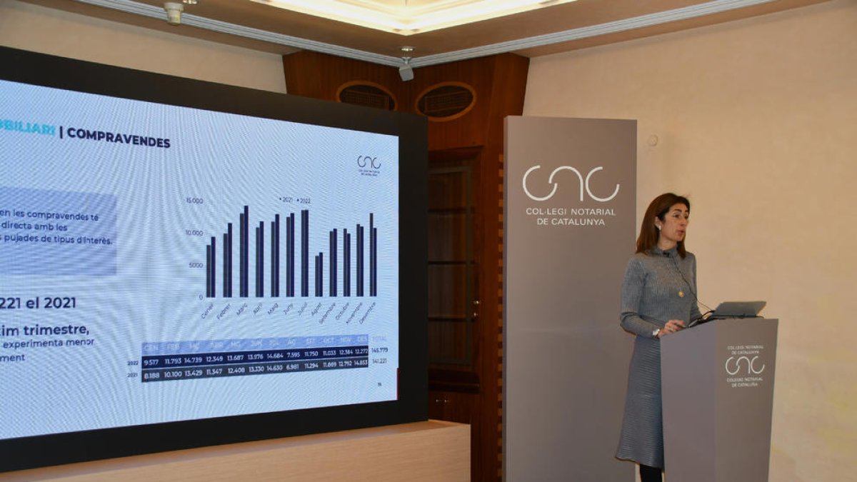 La vicedegana del Col·legi Notarial de Catalunya, Raquel Iglesias, ahir a la presentació de les dades.