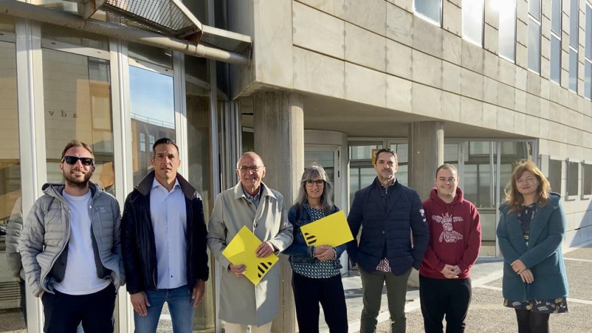 Pueyo, al centre, al costat de membres de la llista electoral.