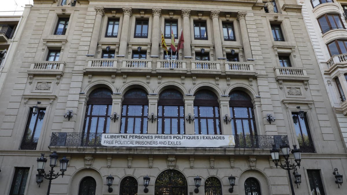 Aquesta pancarta és a la façana de la Paeria des del 2019.