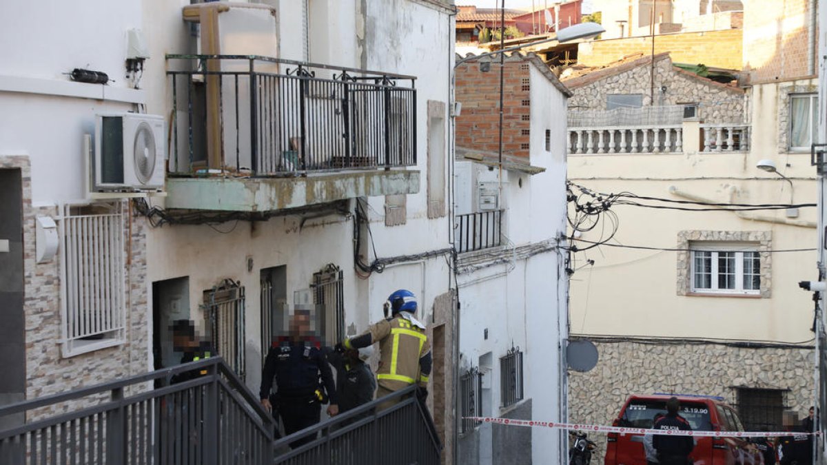 Mossos y Urbana inspeccionaron la casa tras el incendio.