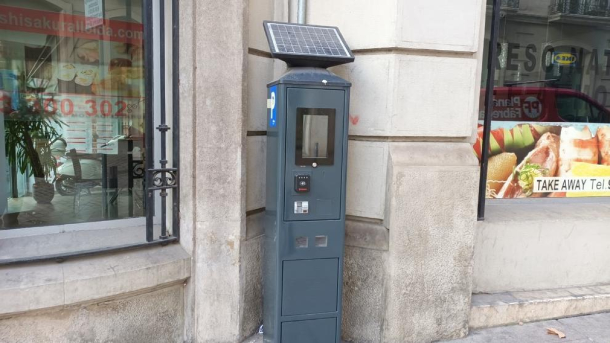 Un parquímetro en la calle Democracia de Lleida.