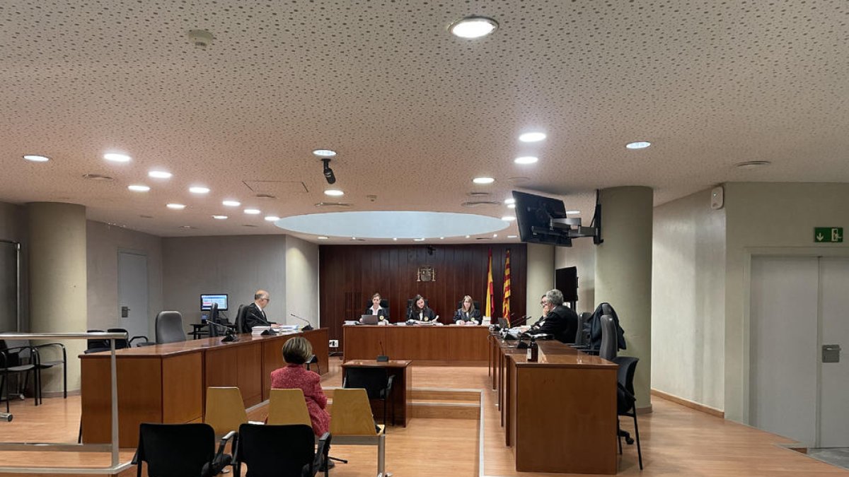 La acusada, ayer en el banquillo de la Audiencia de Lleida.