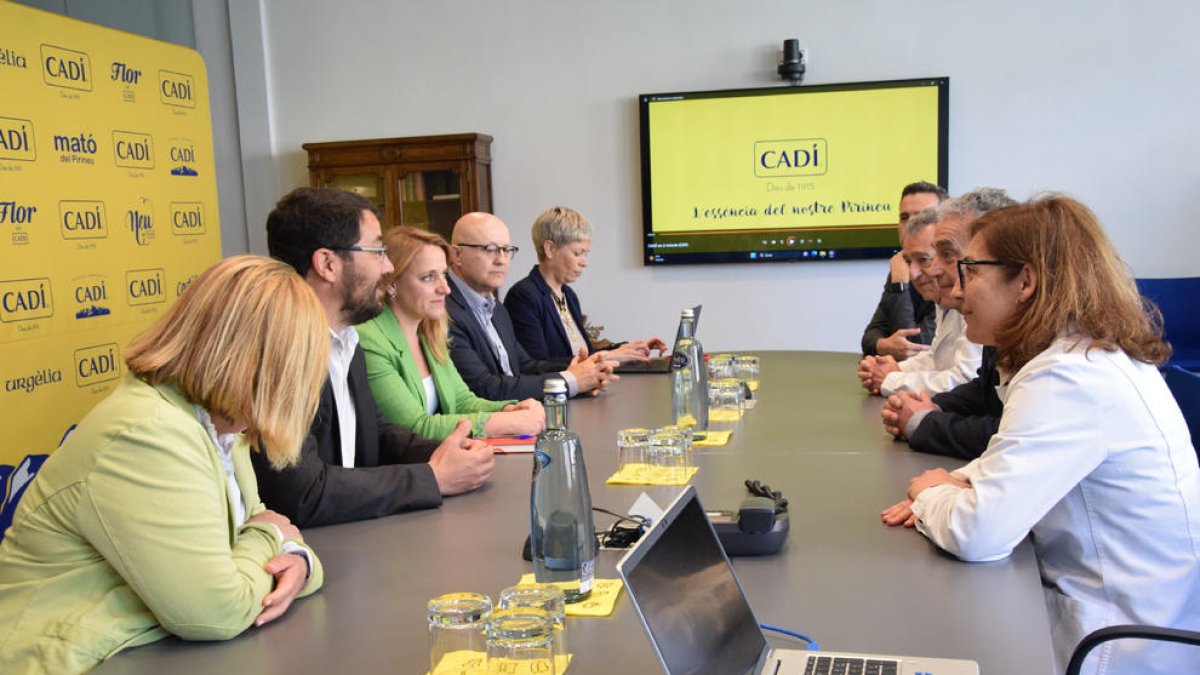 La consellera Natàlia Mas visitó la cooperativa Cadí de La Seu.