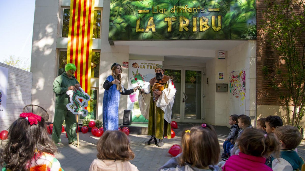 La representació de llegenda de Sant Jordi, el drac i la princesa va fer ahir les delícies dels nens de La Tribu de Lleida.