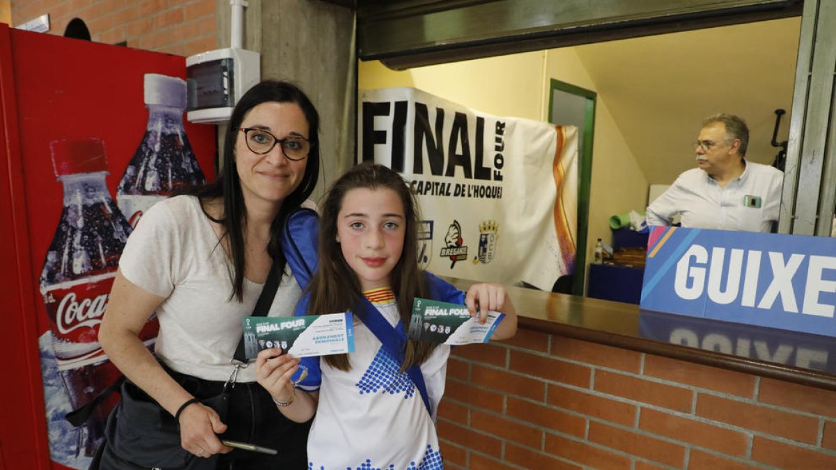 Dos aficionades del Llista, ahir amb les entrades per a la segona semifinal de demà.