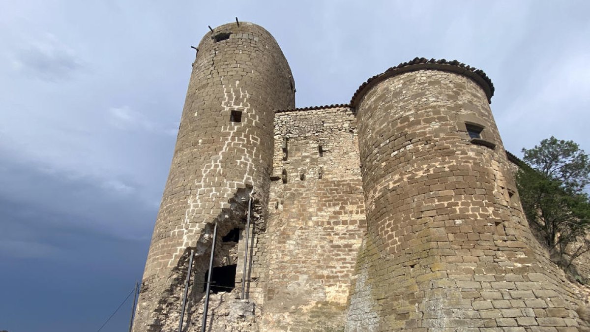 La torre parcialment enfonsada i apuntalada.