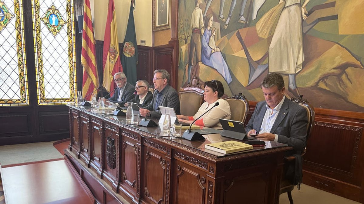 Talarn, al centre, ahir durant el ple de la Diputació.