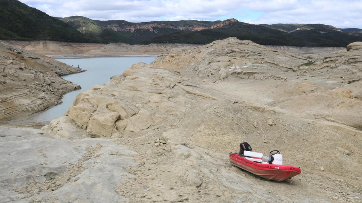 Una embarcación en el Moll de Corçà, zona afectada por la sequía y base de las empresas de actividades náuticas que operan en el Congost de Mont-rebei.