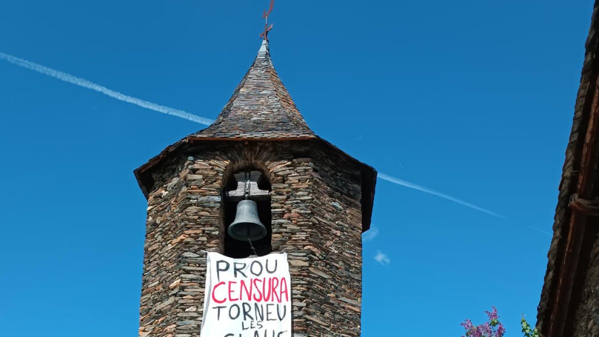 El campanar de Sant Roc de Farrera, ahir amb la pancarta.