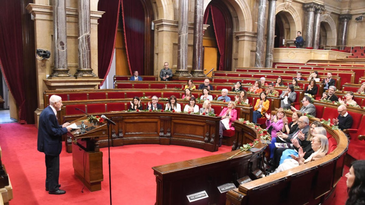 Vida i obra de Vallverdú, a escena - El Teatre de l’Escorxador de Lleida va acollir ahir en doble funció l’espectacle Univers Vallverdú, un muntatge sobre l’escriptor lleidatà readaptat en format més íntim respecte a l’estrenat el 201 ...