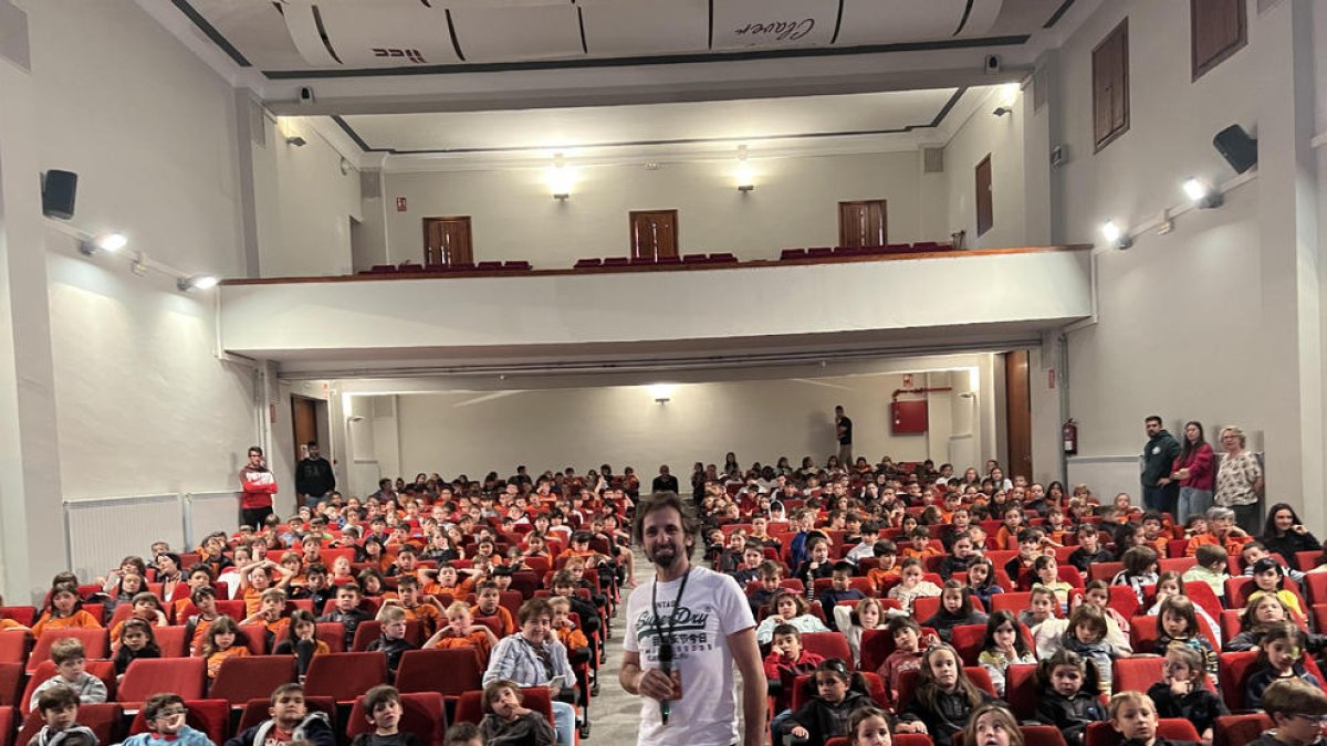 Sergi Escobar posa amb els alumnes del Claver.