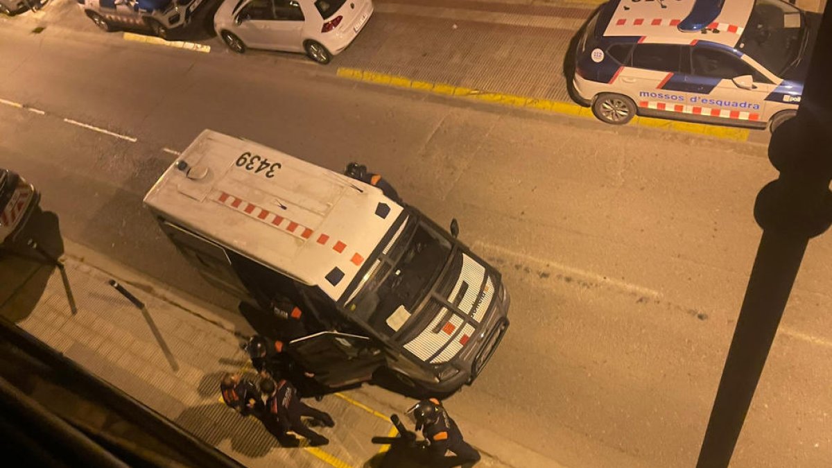 El incidente en la avenida Marià Jolonch movilizó a ayer de madrugada a una quincena de agentes antidisturbios de los Mossos d’Esquadra.