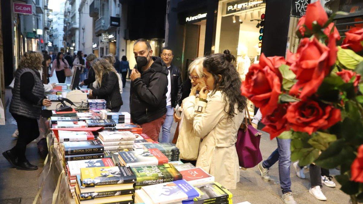 Públic, llibres i roses als carrers de Lleida.