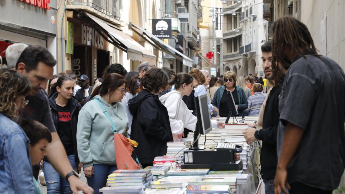 Una parada de llibres, ahir a l’Eix Comercial de Lleida.