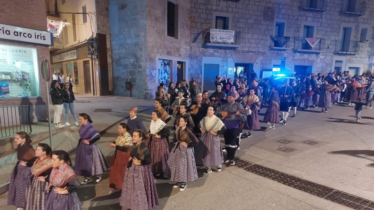 La festa tradicional del Dia de la Faldeta de Fraga va arrancar la nit de divendres amb la ronda de jotes.