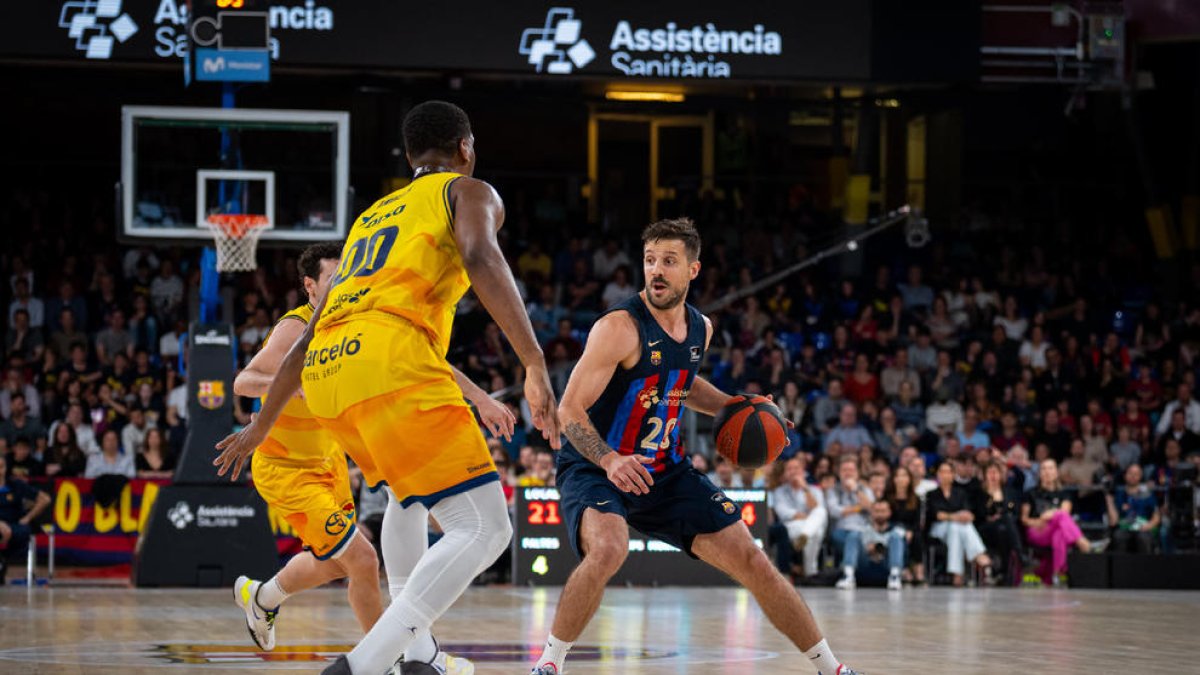 Nico Laprovittola, màxim anotador del partit, porta la pilota.