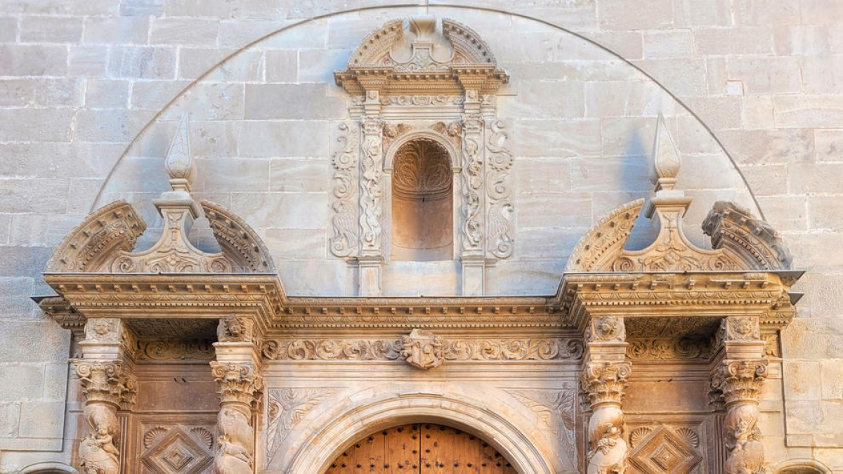 La portalada barroca de l'església de Sant Martí de Riucorb ha estat restaurada sota la direcció d'Albert Gaset
