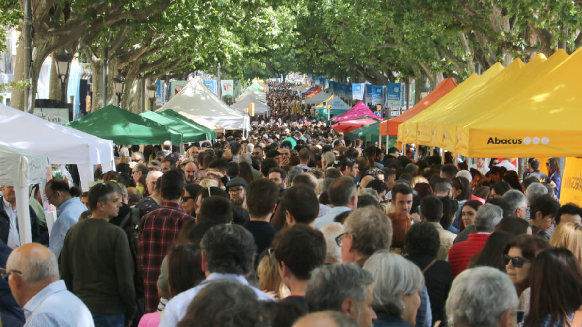 Lleida respon de manera massiva a la crida per celebrar la diada de Sant Jordi a la ciutat