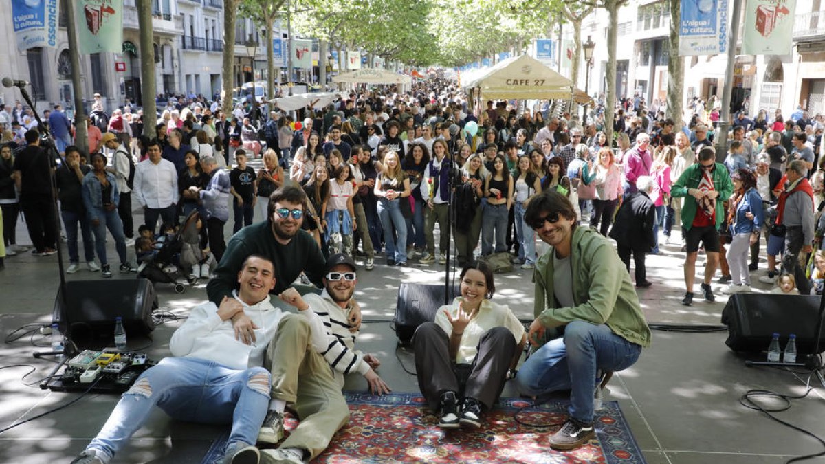Bailes tradicionales, ayer por la tarde en la plaza Sant Joan con el grupo de danza del Ateneu Popular de Ponent.