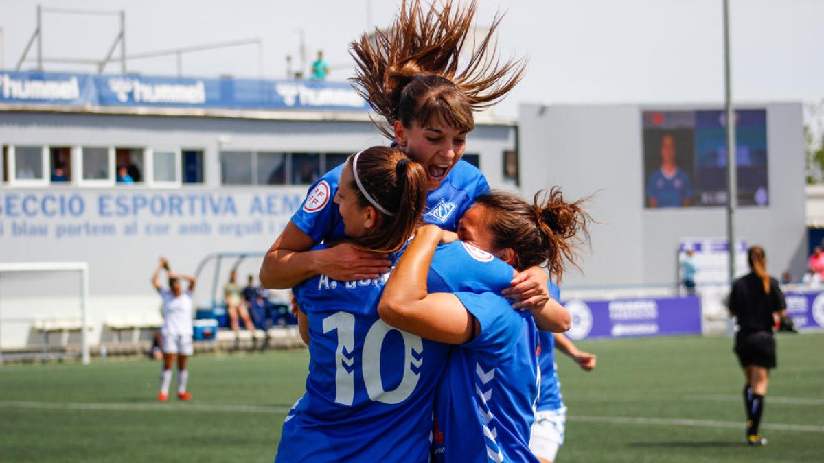 Laura Fernández i Anita celebren amb la golejadora Andrea el primer gol de l'encontre, que va encarrilar el triomf per a les lleidatanes.