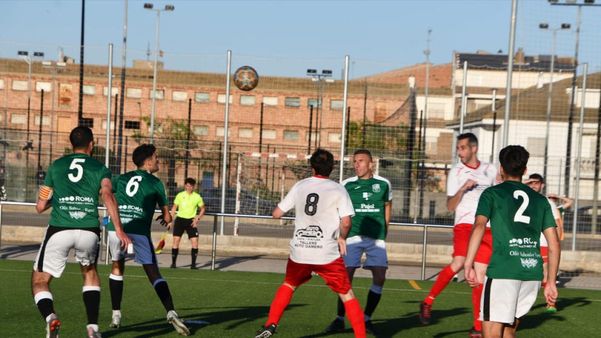 Los jugadores del Borges tratan de controlar un balón aéreo peinado por uno del Linyola.