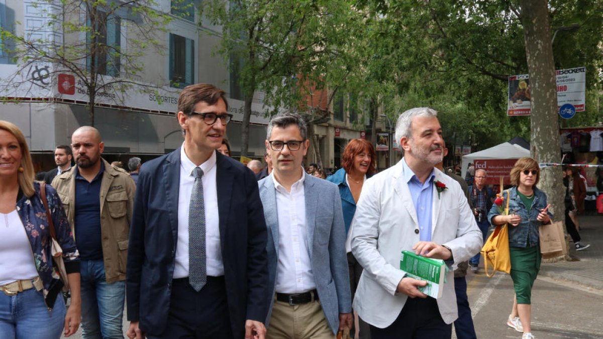 Un Sant Jordi per celebrar “el que ens uneix” - L’alcaldable del PSC a Barcelona, Jaume Collboni, va dir que Sant Jordi és un dia “de celebrar el diàleg, que ens uneix, la cultura”, i va indicar que els veïns enyoraven una diada “fel ...