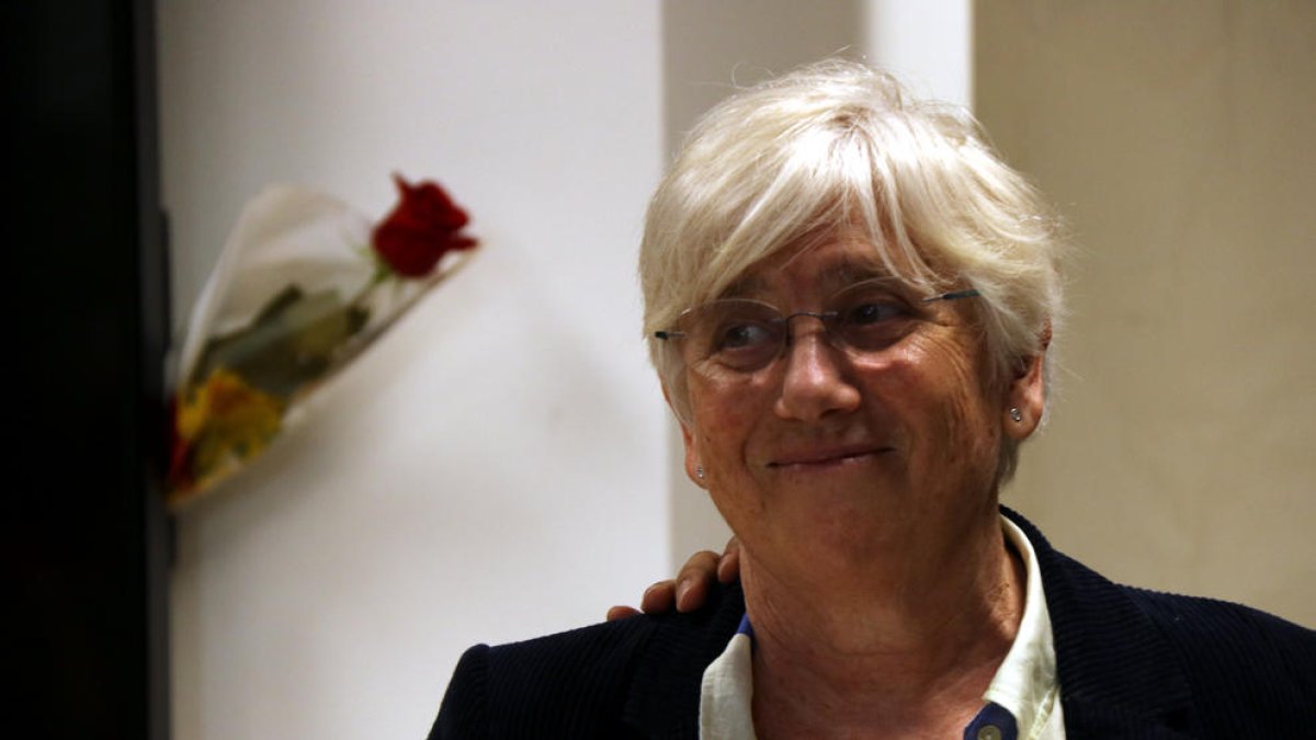La eurodiputada de Junts Clara Ponsatí en la oficina europarlamentaria de Junts en Barcelona por Sant Jordi.