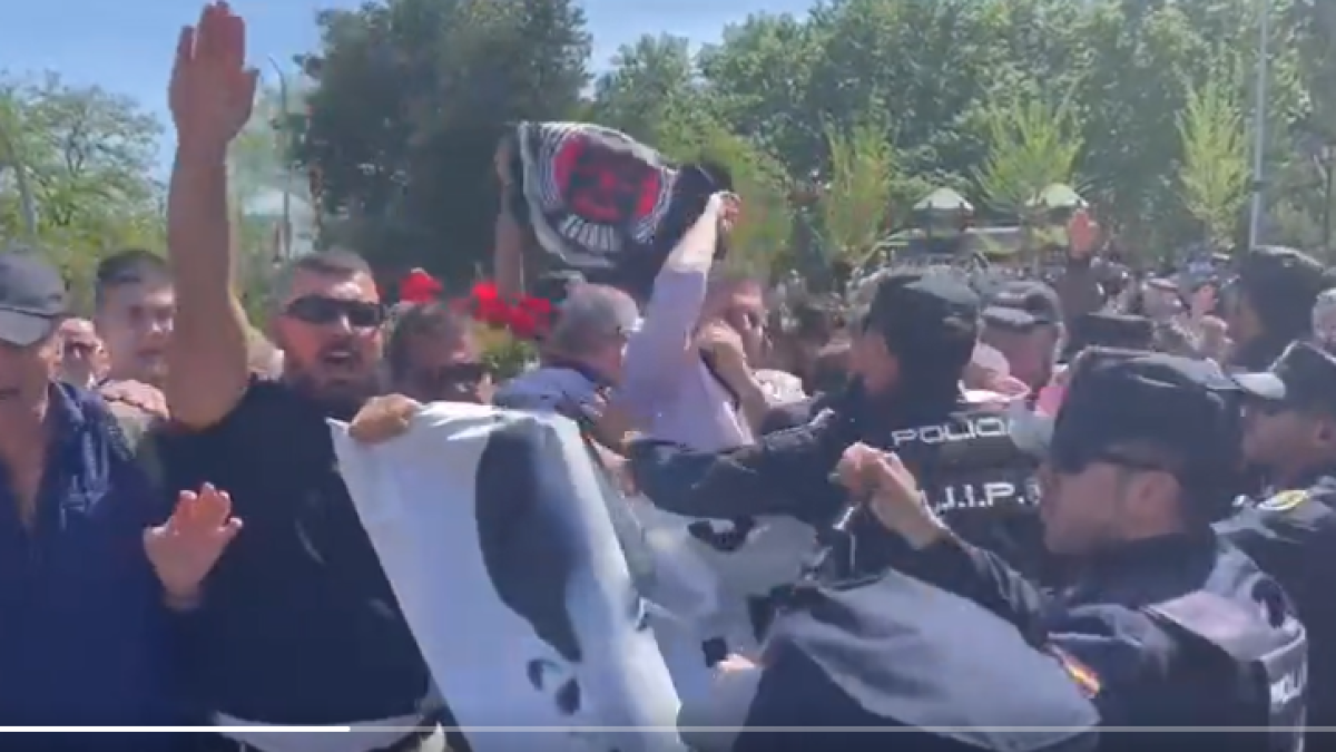 VÍDEO | La exhumación de Primo de Rivera se cierra con tensión en el cementerio de San Isidro