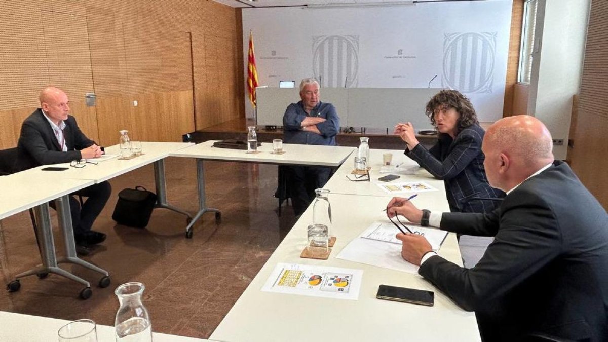 Un moment de la reunió amb la comunitat de regants dels Canals d'Urgell.