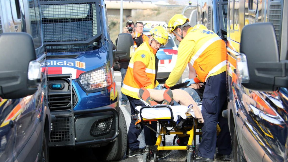 El bomber ferit pel desallotjament del tall de l'A-2 a Soses el març del 2018, serà jutjat per desobediència als agents