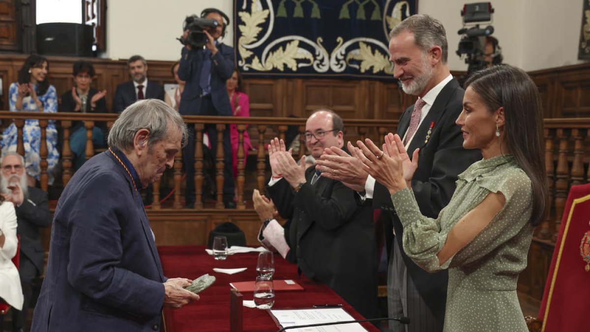 Rafael Cadenas va rebre ahir el Premi Cervantes de mans del rei.