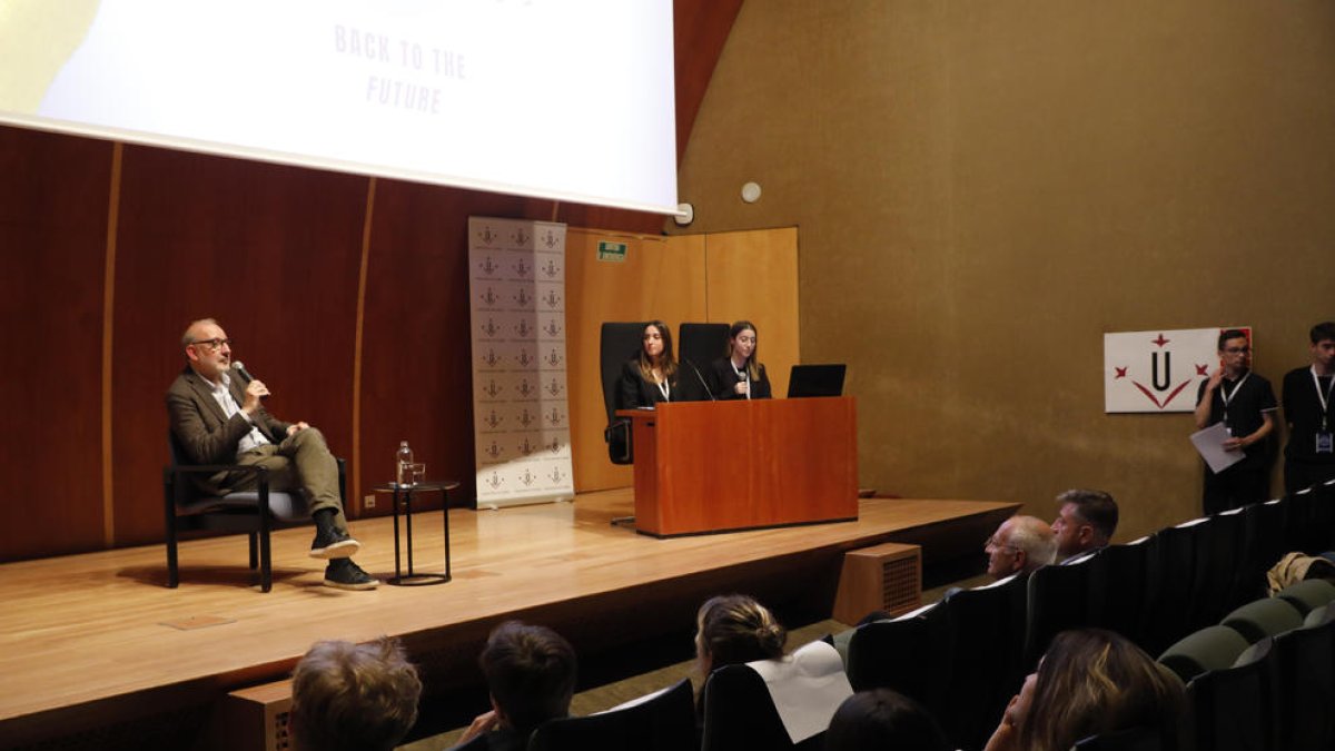 El periodista Antoni Bassas, ahir en la primera jornada de la Setmana de la Comunicació de la UdL.