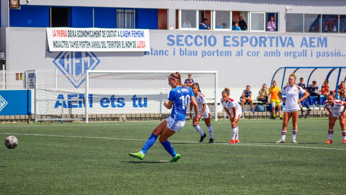 Andrea Gómez marca de penal l’1-0 davant de l’Albacete, amb la pancarta de protesta al fons.