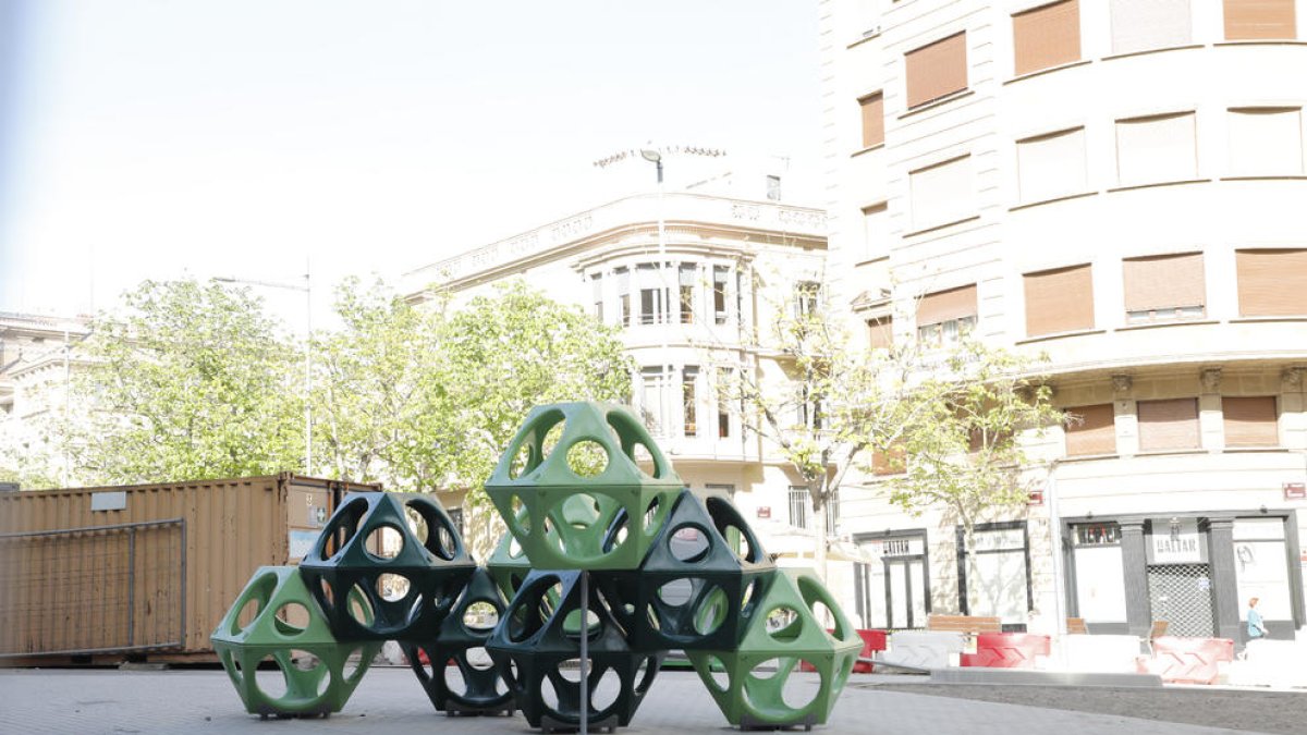 Los juegos infantiles de la nueva plaza de Rambla d’Aragó en el cruce con Lluís Companys.