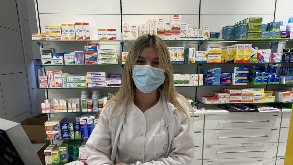 Farmacèutica de la Garròs atenent amb mascareta.