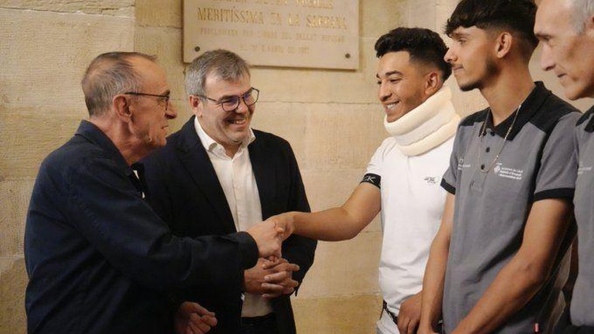 Pueyo felicita els dos joves que es van llançar a l'aigua per salvar l'home.