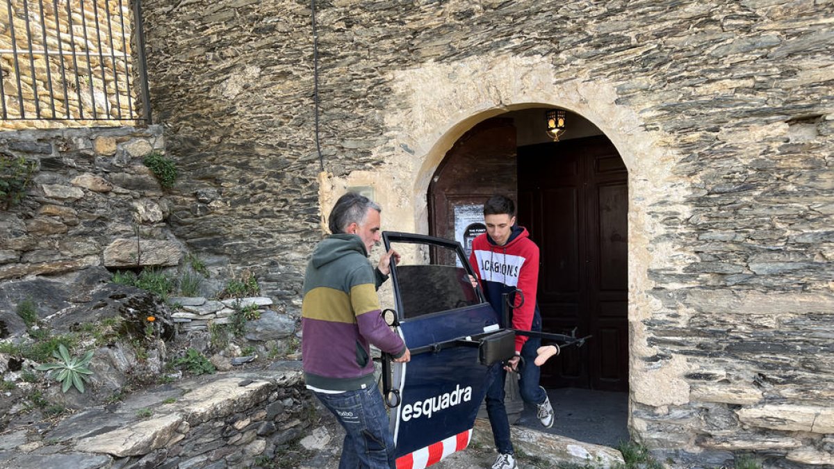 Els artistes de l'exposició de l'església de Farrera recuperen les obres