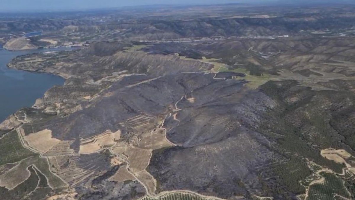 Imagen aérea de la zona afectada por el incendio entre Mequinensa y La Granja d’Escarp.