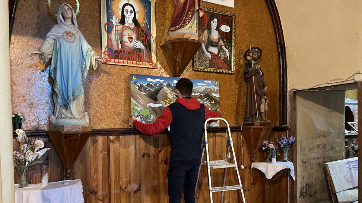 Un moment del desmuntatge de l’exposició, ahir després d’obrir el temple un representant del bisbat.