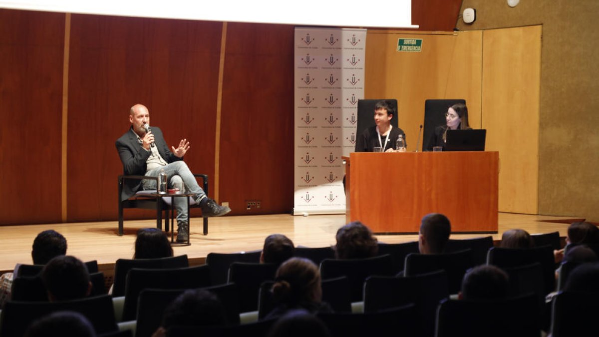Un momento de la conferencia, ayer, del cineasta leridano en la Setmana de la Comunicació de la UdL.