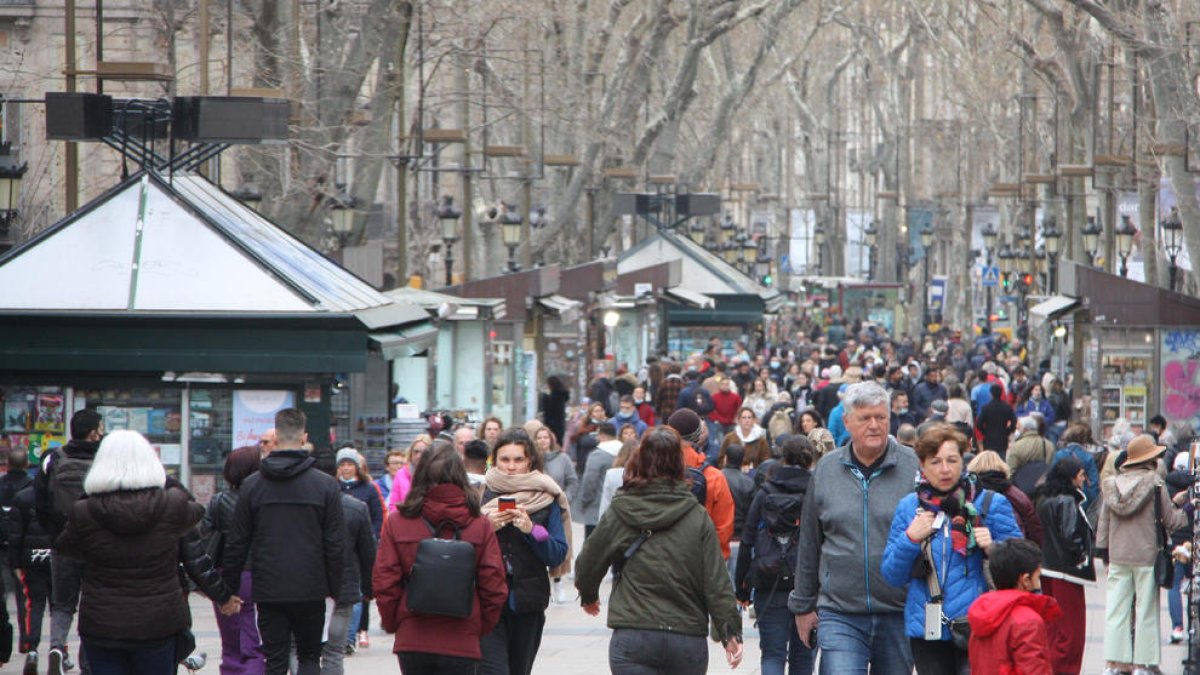 El salari dels espanyols es va reduir un 5,3% el 2022.