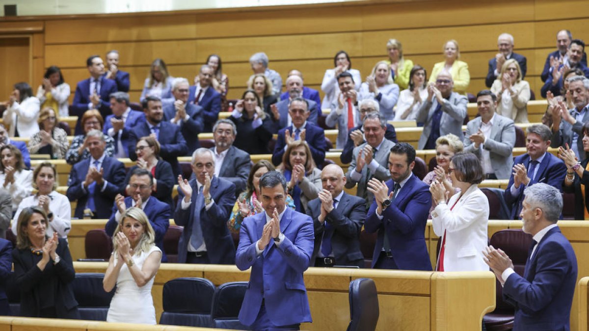 Pedro Sánchez aplaude durante el pleno del Senado celebrado ayer.