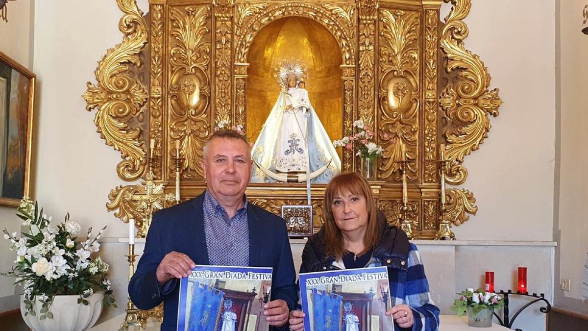 L’alcalde, Joan Sangrà, amb Lorena Jurado, de la confraria.