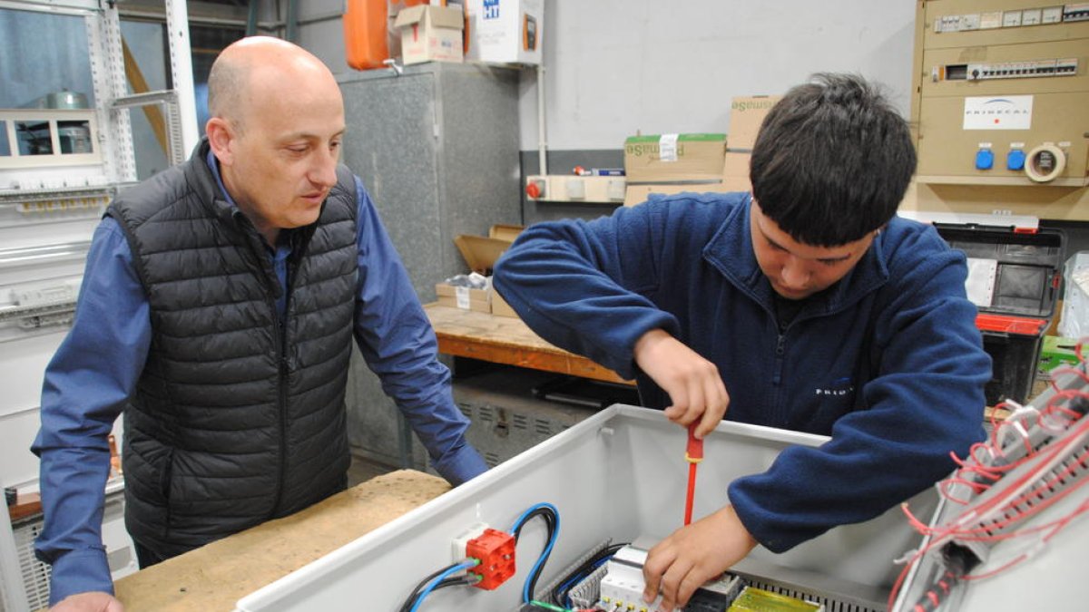Jordi Esqué, de Fridecal, con uno de los jóvenes estudiantes, Raul Parra.