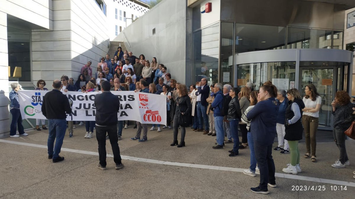 Els funcionaris de Justícia endureixen la vaga